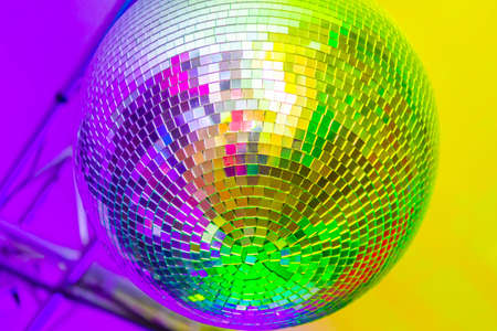 Big Disco Ball On A Colored Backgroundの写真素材 ストックフォト 写真素材 のstock Foto ストックドットフォト