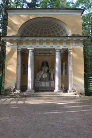 The monument to parents in Pavlovsk park on may 2014の写真素材
