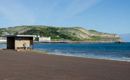 Llandudno, UK : May 6, 2019: A general scenic view of the promenade on North Shore, Llandudno. Very few people are out to enjoy the morning sunshine.のeditorial素材