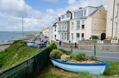 Criccieth, North Wales, UK: Jun 3, 2017: A scenic street scene view of the sea front in the historic Welsh castle town of Cricciethのeditorial素材