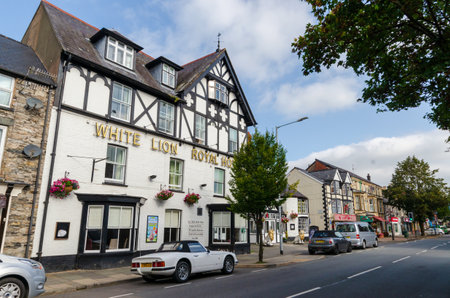 Bala; UK: Sep 20, 2020: The White Lion Royal Hotel is a coaching inn built in 1752.Managed by Brains brewers, the building incorporates a restaurant, public bar and hotel accomodation rooms.のeditorial素材