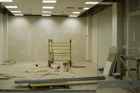 UFA, RUSSIA - NOVEMBER 13, 2015: Renovation and construction work on an empty shop unit to prepare the building interior for new shoppers in a large Russian shopping Centerのeditorial素材