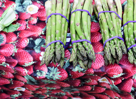 Rows of fresh garden asparagus on display at a greengrocers market in Englandの写真素材