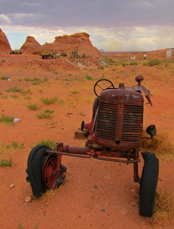 Old abandoned and rusted tractor in the desertの写真素材