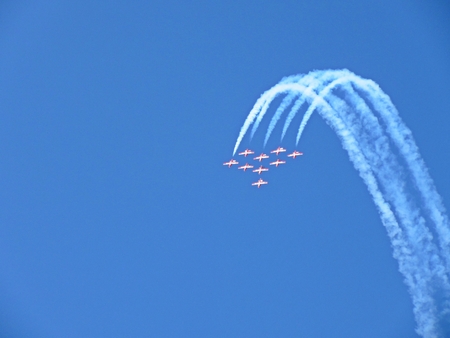 Famous RCAF Snowbirds flying demonstration team beginning a loop maneuver.のeditorial素材