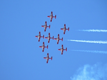 Snowbirds air demonstration team flying in formation overhead in Greenwood, Nova Scotia, Canada.のeditorial素材