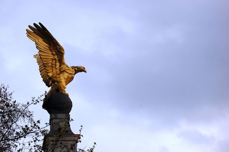 Gold Eagle statue in London, behind London Eyeの写真素材