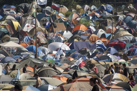 KOSTRZYN, POLAND - AUGUST 02: Tent Camp at Przystanek Woodstock Festival, August 02, 2009.Itのeditorial素材