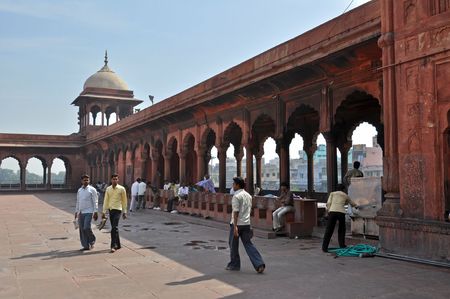 OLD DELHI, INDIA - 24 OCTOBER, 2009:  An unidentified group of worshipers have a rest on courtyard of Jama Masjid Mosque in Old Delhi on October 24, 2009. Jama Masjid is the principal mosque of Old Delhi in India.のeditorial素材