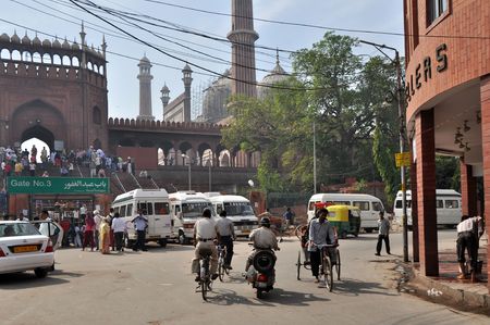 OLD DELHI, INDIA - 24 OCTOBER, 2009: Vans wait for tourists on the street in Delhi in the front of Jama Masjid Mosque on October 24, 2009. Jama Masjid is the principal mosque of Old Delhi in India.のeditorial素材