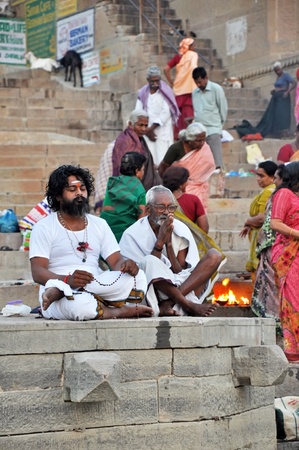 VARANASI, INDIA - 29 OCTOBER, 2009: An unidentified Indian holy men meditate on the ghat near the river Ganga on October 29, 2009.  Holy Indian men dedicate their lives to worship and prayer.のeditorial素材