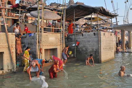 VARANASI, INDIA - 29 OCTOBER, 2009: An unidentified group of Indian people wash themselves in the river Ganga on October 29, 2009.  The holy ritual of washing is held every day.のeditorial素材