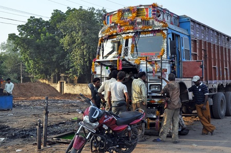 MADURAI, INDIA - 1 NOVEMBER, 2009: Indian people try to reapir an old rusty truck on the road to Madurai on November 1, 2009. Using old rusty trucks is still the most common way of transporting cargo in India.のeditorial素材