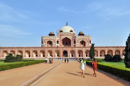 OLD DELHI, INDIA - 24 OCTOBER 2009: An unidentified group of people enter the Humayun Tomb on October 24, 2009. The Tomb was declared a UNESCO World Heritage Site in 1993.のeditorial素材