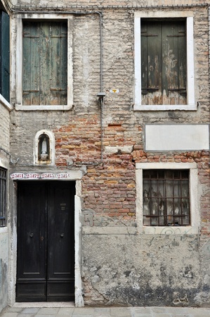 VENICE, ITALY - 28 SEPTEMBER, 2009: Detail of a historic residential house in Venice on September 28, 2009. のeditorial素材