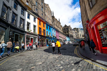 Wide angle view of Victoria Street in Edinburgh on a sunny dayのeditorial素材