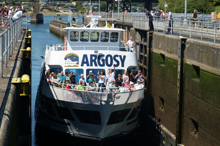 Seattle, USA July 20, 2016: Tour boat crowded with tourists enters Hiram Chittenden (Ballard) Locks. Tourist gather on bow of boat in locksのeditorial素材