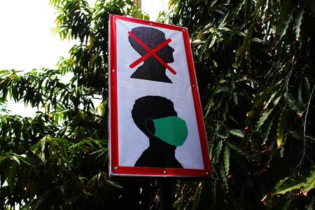 A sign of wearing a mask to prevent coronavirus 2019 (covid-19) in the parkの写真素材