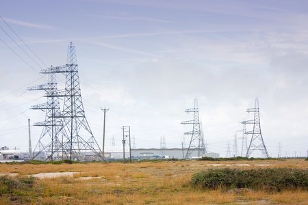 Electric pylons in the countryside at dungeness in the ukの写真素材