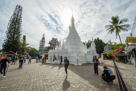 MAE HONG SON, THAILAND - JAN 2, 2017: Many people visit Burmese-style chedi of Wat Phra That Doi Kong Mu in Mae Hong Son, Thailandのeditorial素材