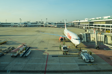 BANGKOK, THAILAND-DEC 29 2016. Thai Lion airline loading cargo on the plane at the gate in Don Mueang international airport (DMK)のeditorial素材