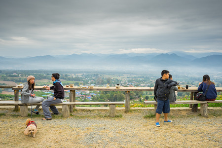 MAE HONG SON, THAILAND - JAN 2, 2017: Many people sitting at the viewpoint and waiting to see the sunshine on the morning at YUN LAI viewpoint, Thailand on January 2 2017, in MAE HONG SON, THAILANDのeditorial素材
