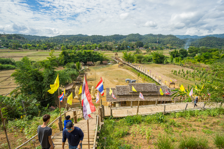 Mae Hong Son, Thailand - JAN 2, 2017: Many people walking on a bamboo bridge ( Su Tong Pe bridge) in Mae Hong Son province Thailand.のeditorial素材