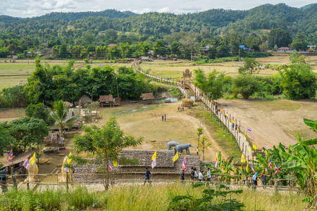 Mae Hong Son, Thailand - JAN 2, 2017: Many people walking on a bamboo bridge ( Su Tong Pe bridge) in Mae Hong Son province Thailand.のeditorial素材
