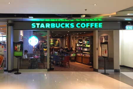 BANGKOK THAILAND 4 NOV 2017: Many people buying a coffee in Starbucks coffee shop at MBK shopping centerのeditorial素材
