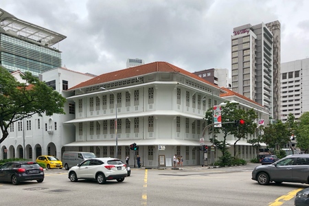 SINGAPORE - 28 NOV 2017: Commercials building on the corner in the Singapore cityのeditorial素材