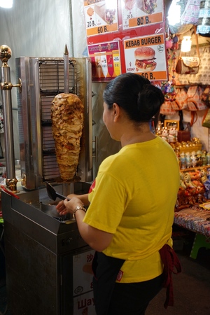HUA HIN THAILAND - 9 DEC 2017: A chef cutting traditional Turkish food Kebab at Hua Hin night market. Here is the biggest night market and very famous for foreign and Thai visitors.のeditorial素材