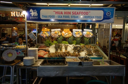 HUA HIN THAILAND - 9 DEC 2017: Unidentified eating seafood at Hua Hin night market. Here is the biggest night market and very famous for foreign and Thai visitors.のeditorial素材