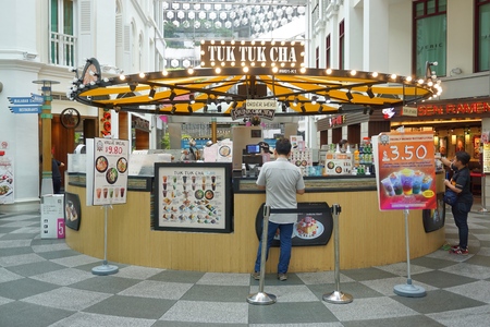 BUGIS SINGAPORE - 28 NOV 2017: Thai Tea & Coffee TUK TUK CHA shop Thailand style open in Singapore at Bugis areaのeditorial素材