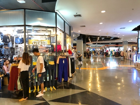 BANGKOK THAILAND - 31 DEC 2017: Unidentified Tourists shopping clothing at the Union mall shopping center, This place is the famous shopping fashion in the Bangkokのeditorial素材