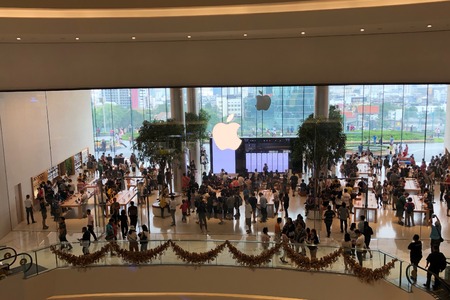 BANGKOK THAILAND -  24 NOV 2018: Many people are visiting the new Apple store at Iconsiam, The Apple store was opened in Iconsiam shopping mall and the first apple store branch in Thailandのeditorial素材