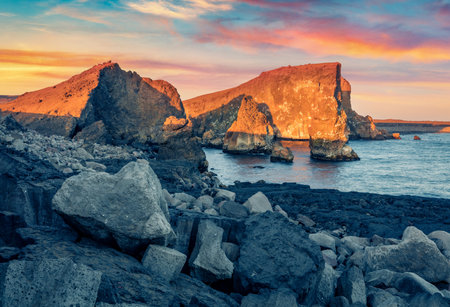 landscape photography. Beaqutiful summer sunset on popular tourist attraction - Valahnukamol bay. Picturesque evening scene of Iceland, Europe. Travel concept background.の写真素材