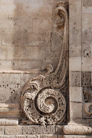 A curve carved into the stone on the side of an old building の写真素材