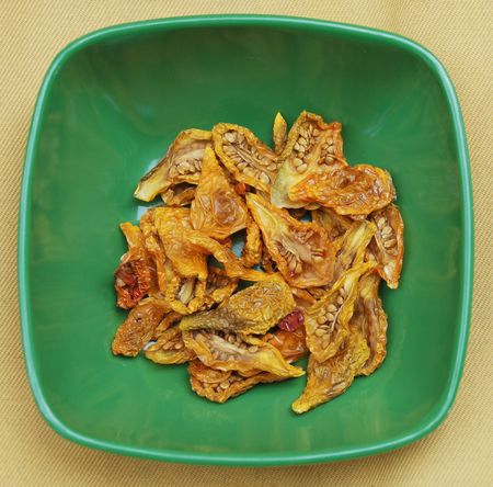 Yellow Pear Tomatoes, also known as Beam's Yellow Pair, in a green bowl. The tomatoes have been sun dried. の写真素材