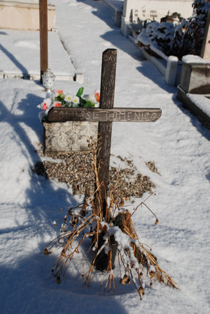 Barcis, Italy, 12.26.08: A wooden cross in a snowy cemetery. Despite it being Boxing Day, the cemetery is completely deserted with no visitors のeditorial素材