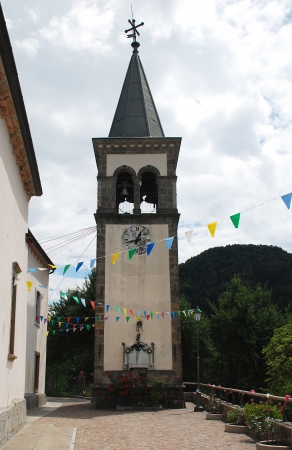 The church of San Nicolo (Saint Nicholas) in Ligosullo, Friuli, Italy. Bunting flags have been put up to celebrate the village's annual fete.
の写真素材
