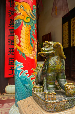Guardian Lion, or Foo Dog, in the Phuoc Kien (or Fukian, Fujian or Phuc Kien) Assembly Hall built in 1697 by Chinese merchants in the historic UNESCO listed central Vietnamese town of Hoi Anのeditorial素材