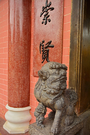 Guardian Lion or Foo Dog at the entrance to the historic Hainan Assembly Hall in the UNESCO listed central Vietnamese town of Hoi Anのeditorial素材