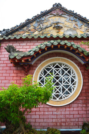 A window in the Phuoc Kien (or Fukian, Fujian or Phuc Kien) Assembly Hall built in 1697 by Chinese merchants in the historic UNESCO listed central Vietnamese town of Hoi Anのeditorial素材