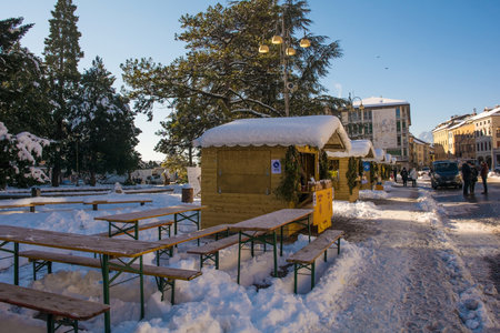Belluno, Italy - December 11th 2021. Traditional Christmas market stalls at Piazza dei Martiri in the historic centreのeditorial素材