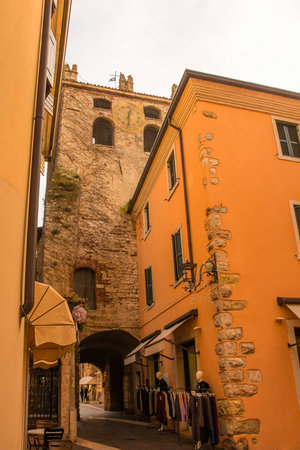 Garda, Italy - December 27th 2021. A quiet back street at Christmas in Garda town on the east shore of lake Garda, Verona Province, Veneto, north east Italyのeditorial素材