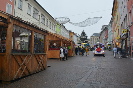 Villach, Austria - December 24th 2022. Christmas market stalls on Hauptplatz street on Christmas Eve in the historic centre of Villach in Carinthia, Austriaのeditorial素材