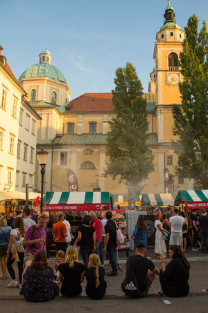 Ljubljana, Slovenia - September 3rd 2022. Tourists and locals enjoy food and drink at an outdoor street food market in Pogacarjev Trg in central Ljubljana, Sloveniaのeditorial素材