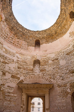 The 4th century Vestibule within the Diocletian Palace in Split, Croatia. Also called The Rotonda or The Atrium, it led from Peristil to the imperial apartmentsのeditorial素材