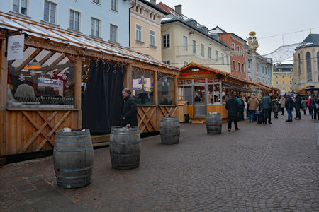 Villach, Austria - December 24th 2022. Christmas market stalls on Hauptplatz street on Christmas Eve in the historic centre of Villach in Carinthia, Austriaのeditorial素材