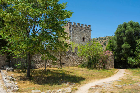 The 15th century Butrint Castle in Butrint Archaeological Park, within Butrint National Park, southern Albania. A UNESCO World Heritage Site. Located on the acropolis, it was built during the Venetian period on earlier foundations, functioning as an administrative centre and defensive stronghold, its elevated position offering commanding views of the surrounding areaの写真素材